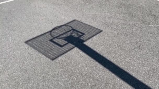 Ombre, silhouette Basketball cerceau avec la planche de métal sur un site scolaire — Video