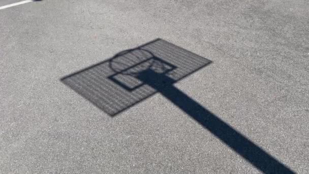 Schaduw, silhouet Basketbalring met het metalen bord op een schoolplein — Stockvideo