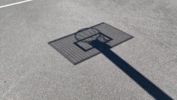 Sombra, silueta Baloncesto aro con el tablero de metal en un sitio de la escuela — Vídeo de stock