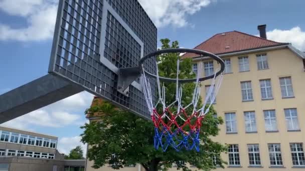 Basketball hoop dengan papan logam di situs sekolah — Stok Video