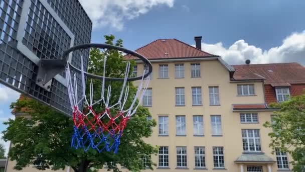 Okul sitesinde metal tahtası olan basketbol potası — Stok video