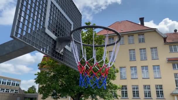 Okul sitesinde metal tahtası olan basketbol potası — Stok video