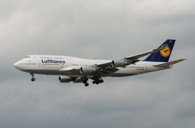 Lufthansa 'dan Frankfurt' a yaklaşan bir Boeing B747-400.