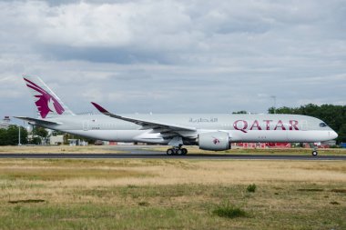 Katar 'dan Frankfurt' a yaklaşan bir Airbus A350.