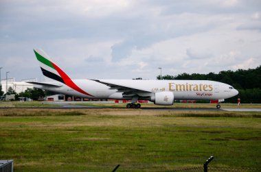 Bir Boeing B777 yük gemisi Frankfurt havaalanından kalkıyor.