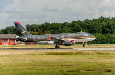 Ürdün Kraliyet Havaalanı 'ndan kalkan bir Airbus A319 Frankfurt havaalanından kalkıyor.