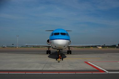 AMSTERDAM, NETHERLANDS - 16 AĞUSTOS 2008: Bakım önlüğü üzerinde KLM 'den bir Fokker