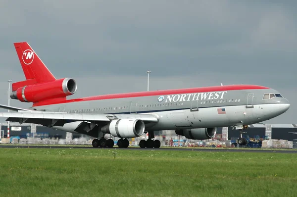 Amsterdam Netherlands August 2008 Dc10 Northwest Touching Runway — 图库照片#