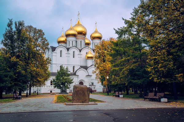 Mariä Himmelfahrt-Kathedrale mit goldenen Kuppeln, Jaroslawl, Russland — Stockfoto