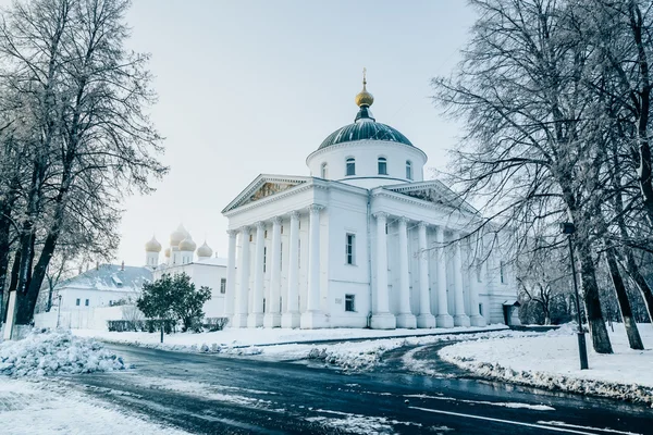 Gammal arkitektur. Ilyinsko Tikhon kyrkan och Assumption katedralen i Yaroslavl — Stockfoto