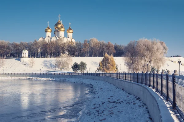 De kathedraal van de veronderstelling in Yaroslavl winter aan waterkant. Russische landmark Rechtenvrije Stockafbeeldingen