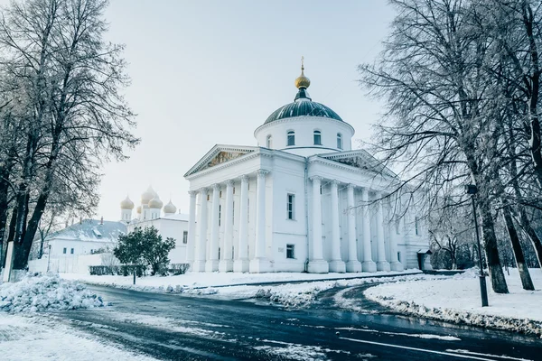 Arquitectura antiga. Igreja de Ilyinsko Tikhon e Catedral da Assunção em Yaroslavl Fotos De Bancos De Imagens