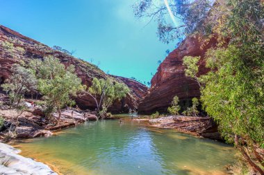 Batı Avustralya 'daki Hammersley Vadisi' nde engebeli kızıl uçurumlar ve kayalık arazi boyunca kıvrılan bir nehir bulunur. Çarpıcı doğal oluşumlarla çevrelenmiş sahne, Pilbara bölgesinin uzak güzelliklerini, dramatik manzaralarını ve vahşi doğasını yakalıyor..