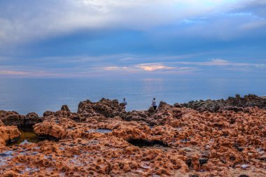 Yumuşak sabah ışığı, Port Hedland kıyı şeridini aydınlatarak gelgit düzlüklerini, kızıl toprağı ve sakin mavi suları ortaya çıkarır. Huzurlu sahne, Batı Avustralya Pilbara bölgesinin doğal güzelliğini ve kendine özgü kıyı manzarasını yansıtıyor..