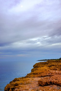Liman Hedland kıyı şeridinde geniş gelgit düzlükleri, engebeli kızıl toprak ve ufka uzanan sakin sular bulunur. Bu uzak Batı Avustralya manzarası doğal güzelliği, dinginliği ve eşsiz kıyı ortamını vurgular..