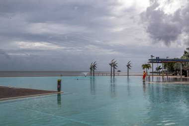 Cairns Gölü Havuzu, tropikal palmiyeler ve canlı peyzajlara karşı pırıl pırıl bir yüzme alanı sunuyor. Sakin sular ve dinlenme alanları Cairns, Queensland 'in kalbinde rahatlatıcı bir vaha sağlar. Aileler ve turistler için mükemmeldir..