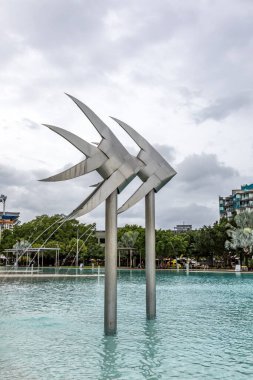 Cairns Gölü Havuzu, tropikal palmiyeler ve canlı peyzajlara karşı pırıl pırıl bir yüzme alanı sunuyor. Sakin sular ve dinlenme alanları Cairns, Queensland 'in kalbinde rahatlatıcı bir vaha sağlar. Aileler ve turistler için mükemmeldir..