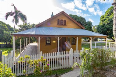Tarihi Port Douglas Adliye Müzesi 'nde miras mimarisi ve Queenslands kültür tarihi sergileniyor. Tropikal bir sahil kasabasında geçen müze, zengin geçmişteki ve sömürge mirasını yansıtan yerel öyküler ve eserler barındırıyor..