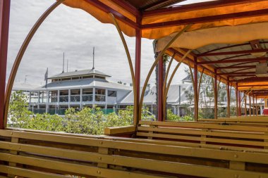 Tarihi Bally Hooley treni Port Douglas 'ta tropikal raylar boyunca esiyor ve zengin Queensland manzarasına karşı klasik lokomotifler sergiliyor. Kıyı tropikleri boyunca turizm, kültür ve doğal cazibe alanlarını miras demiryolu ön plana çıkarıyor..