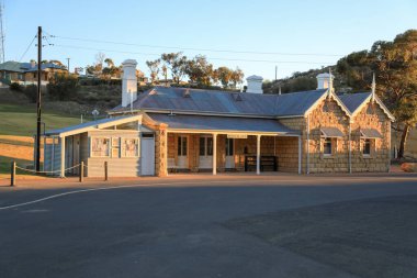 Morgan Nehri 'nin tarihi limanı Murray Nehri suları, miras iskelesi yapıları ve klasik nehir teknesi cazibesine sahiptir. Bir zamanlar hareketli bir liman olan liman, şimdi Güney Avustralya 'nın zengin tarihi ve kırsal karakterinin manzaralı bir hatırlatıcısı olarak duruyor..