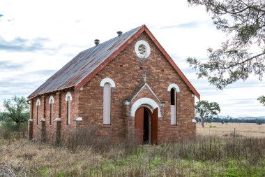 Camberwell, NSW 'de terk edilmiş bir kilise, yıpranmış duvarları ve boş pencereleriyle zamanın ve değişimin hikayesini anlatıyor. Kırsal alanla çevrelenmiş olan manzara, tarihi, yalnızlığı ve Avustralya 'nın miras kalan binalarının solgun güzelliğini anımsatıyor.