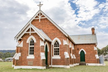 Hunter Valley 'deki Broke Fordwich' teki tarihi kilisenin büyüleyici manzarası. Üzüm bağları ve kırsal manzaralarla çevrili bina, zamansız mimariyi, toplumsal mirası ve Yeni Güney Galler 'in dingin ruhunu yansıtıyor..