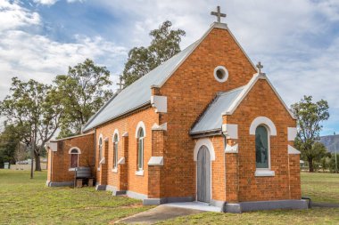 Hunter Valley 'deki Broke Fordwich' teki tarihi kilisenin büyüleyici manzarası. Üzüm bağları ve kırsal manzaralarla çevrili bina, zamansız mimariyi, toplumsal mirası ve Yeni Güney Galler 'in dingin ruhunu yansıtıyor..