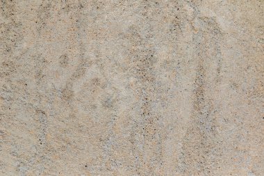 Doğal desenlerini, çatlaklarını ve granüler dokusunu vurgulayan sert beton yüzeyin detaylı bir yakın çekimi. Görüntü endüstriyel materyal, mimari detay ve kentsel inşaat yüzeylerinin ham estetiğini vurguluyor..