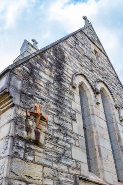 Jerry 's Plains Kilisesi' nin sakin dış görünüşü klasik mimarisi ve tarihi cazibesini sergiliyor. Açık kırsal ve yerel bitki örtüsüyle çevrelenmiş olan kilise, Yeni Güney Galler kırsalının miras, inanç ve huzur dolu atmosferini yansıtıyor..