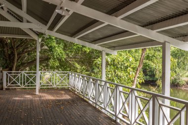 Queensland, Port Douglas 'taki tarihi kereste tren istasyonu platformu yıpranmış ahşap ve klasik tasarımıyla cazibe yayar. Platform, tropikal manzara ve parlak Avustralya gökyüzü ile çevrili bölgesel demiryolu seyahatinin mirasını yakalıyor..