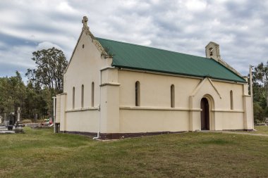 Warkworth, New South Wales 'teki St Phillips Kilisesi' nin barışçıl manzarası büyüleyici kumtaşı mimarisi ve tarihi tasarımı sergilenmektedir. Olgun ağaçlar ve sessiz bir kırsal alan ile çevrili kilise, zamansız bir inanç mirası sembolü olarak duruyor..