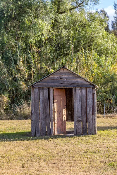 Sakin bir kırsal alanda duran eski bir kerestenin kırsal manzarası. Yıpranmış tahtaları ve eskimiş dokuları, açık araziler, kuru otlar ve Avustralya kırsalının barışçıl cazibesiyle çevrili zaman ve sıkı çalışma hikayeleri anlatıyor..