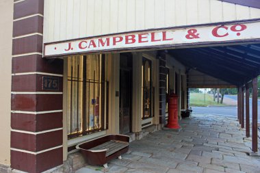 Çimenli bir çayırda dinlenen eski, yıpranmış kereste tarım ekipmanlarının yer aldığı kırsal bir arazi. Yaşlanmış ahşap ve yumuşak doğal ışık, Avustralya kırsalının zamansız cazibesini yansıtan bir tarih ve basitlik hissi uyandırıyor..