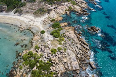 Queensland, Bowen 'deki Rose Körfezi' nin havadan görünüşü turkuaz sular, altın kum ve kayalık burunlarıyla çarpıcı bir tropikal kıyı şeridi olduğunu gösteriyor. Sahne, kıyı güzelliğini, canlı zıtlıkları ve Kuzey Queensland 'ın rahat atmosferini ön plana çıkarıyor..