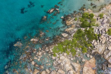 Queensland, Bowen 'deki Rose Körfezi' nin havadan görünüşü turkuaz sular, altın kum ve kayalık burunlarıyla çarpıcı bir tropikal kıyı şeridi olduğunu gösteriyor. Sahne, kıyı güzelliğini, canlı zıtlıkları ve Kuzey Queensland 'ın rahat atmosferini ön plana çıkarıyor..