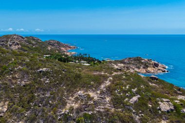 Queensland, Bowen 'deki Rose Körfezi' nin havadan görünüşü turkuaz sular, altın kum ve kayalık burunlarıyla çarpıcı bir tropikal kıyı şeridi olduğunu gösteriyor. Sahne, kıyı güzelliğini, canlı zıtlıkları ve Kuzey Queensland 'ın rahat atmosferini ön plana çıkarıyor..