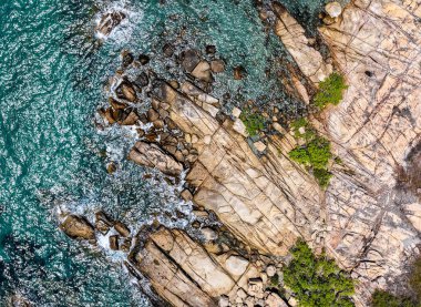 Queensland, Bowen 'deki Rose Körfezi' nin havadan görünüşü turkuaz sular, altın kum ve kayalık burunlarıyla çarpıcı bir tropikal kıyı şeridi olduğunu gösteriyor. Sahne, kıyı güzelliğini, canlı zıtlıkları ve Kuzey Queensland 'ın rahat atmosferini ön plana çıkarıyor..