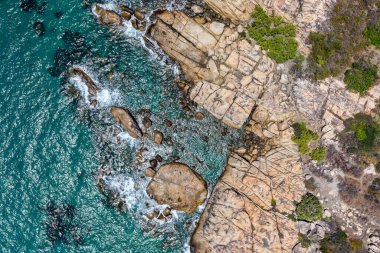 Queensland, Bowen 'deki Rose Körfezi' nin havadan görünüşü turkuaz sular, altın kum ve kayalık burunlarıyla çarpıcı bir tropikal kıyı şeridi olduğunu gösteriyor. Sahne, kıyı güzelliğini, canlı zıtlıkları ve Kuzey Queensland 'ın rahat atmosferini ön plana çıkarıyor..
