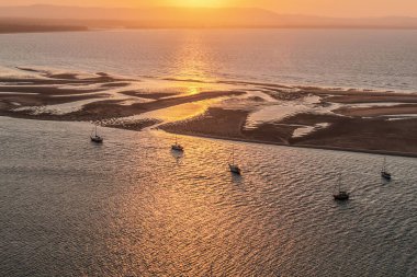 Avustralya 'nın Queensland kentindeki Seventeen Yetmiş (1770) kıyı kasabasının havadan görüntüsü. Görüntü turkuaz suları, kumlu plajları, yemyeşil burunları ve Mercan Denizi boyunca uzanan bu tarihi sahil şeridinin huzur dolu cazibesini yakalıyor..