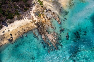 Queenslands WhitSunday Sahili 'ndeki Hydeaway Körfezi' nin nefes kesici bir görüntüsü. Turkuaz sular, beyaz kumlu plajlar ve bereketli tropikal manzaralar Avustralya Mercan Denizi bölgesinin doğal güzelliklerini gözler önüne seren sakin bir sahil cenneti yaratıyor..
