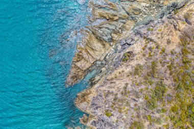 Queenslands WhitSunday Sahili 'ndeki Hydeaway Körfezi' nin nefes kesici bir görüntüsü. Turkuaz sular, beyaz kumlu plajlar ve bereketli tropikal manzaralar Avustralya Mercan Denizi bölgesinin doğal güzelliklerini gözler önüne seren sakin bir sahil cenneti yaratıyor..