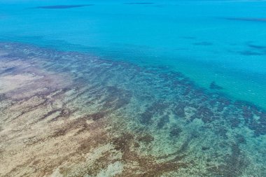 Queenslands WhitSunday Sahili 'ndeki Hydeaway Körfezi' nin nefes kesici bir görüntüsü. Turkuaz sular, beyaz kumlu plajlar ve bereketli tropikal manzaralar Avustralya Mercan Denizi bölgesinin doğal güzelliklerini gözler önüne seren sakin bir sahil cenneti yaratıyor..