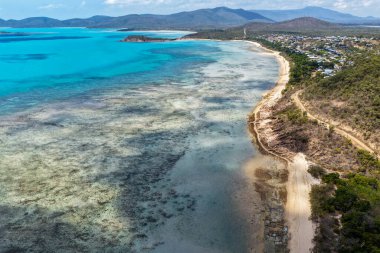 Queenslands WhitSunday Sahili 'ndeki Hydeaway Körfezi' nin nefes kesici bir görüntüsü. Turkuaz sular, beyaz kumlu plajlar ve bereketli tropikal manzaralar Avustralya Mercan Denizi bölgesinin doğal güzelliklerini gözler önüne seren sakin bir sahil cenneti yaratıyor..