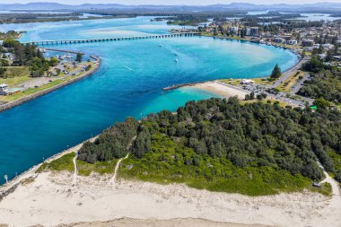 New South Wales 'in kuzey kıyısındaki Forster' daki karavan parkında nefes kesici bir hava manzarası. Manzaralı kıyı şeridi şehirlerin rahat kıyı yaşam tarzını ön plana çıkarıyor