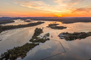 New South Wales 'in kuzey kıyısındaki Forster' daki karavan parkında nefes kesici bir hava manzarası. Manzaralı kıyı şeridi şehirlerin rahat kıyı yaşam tarzını ön plana çıkarıyor