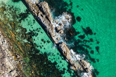 New South Wales 'in kuzey kıyısındaki Forster' daki karavan parkında nefes kesici bir hava manzarası. Manzaralı kıyı şeridi şehirlerin rahat kıyı yaşam tarzını ön plana çıkarıyor