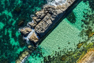 New South Wales 'in kuzey kıyısındaki Forster' daki karavan parkında nefes kesici bir hava manzarası. Manzaralı kıyı şeridi şehirlerin rahat kıyı yaşam tarzını ön plana çıkarıyor