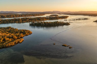 New South Wales 'in kuzey kıyısındaki Forster' daki karavan parkında nefes kesici bir hava manzarası. Manzaralı kıyı şeridi şehirlerin rahat kıyı yaşam tarzını ön plana çıkarıyor