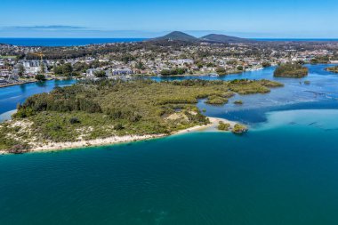 New South Wales 'in kuzey kıyısındaki Forster' daki karavan parkında nefes kesici bir hava manzarası. Manzaralı kıyı şeridi şehirlerin rahat kıyı yaşam tarzını ön plana çıkarıyor