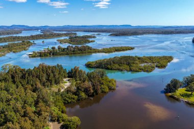 New South Wales 'in kuzey kıyısındaki Forster' daki karavan parkında nefes kesici bir hava manzarası. Manzaralı kıyı şeridi şehirlerin rahat kıyı yaşam tarzını ön plana çıkarıyor